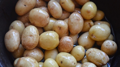 Se curăţă sau nu cartofii noi de coajă? Iată ce spun specialiştii