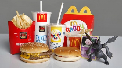 A cumpărat un meniu Happy Meal de la McDonald’s. Când a deschis, ŞOC! Imediat a fotografiat totul