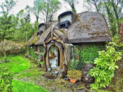 Cel mai mare fan "Lord of the Rings" şi-a construit casa identică cu cea a unui HOBBIT