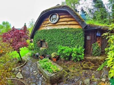Cel mai mare fan "Lord of the Rings" şi-a construit casa identică cu cea a unui HOBBIT
