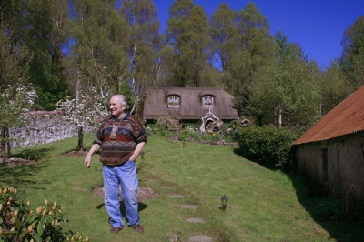 Cel mai mare fan "Lord of the Rings" şi-a construit casa identică cu cea a unui HOBBIT