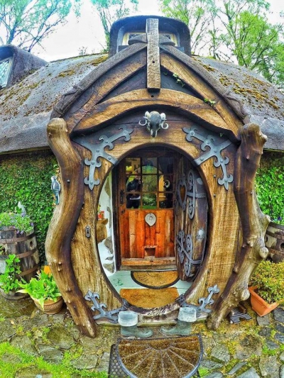 Cel mai mare fan "Lord of the Rings" şi-a construit casa identică cu cea a unui HOBBIT
