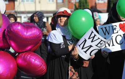 Omagiu tulburător! Sute de copii musulmani pe străzile din Manchester în memoria victimelor