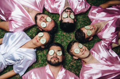 O mireasă fără NICIO prietenă- soluţie INGENIOASĂ pentru un pictorial cu "domnişoarele de onoare"