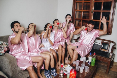 O mireasă fără NICIO prietenă- soluţie INGENIOASĂ pentru un pictorial cu "domnişoarele de onoare"