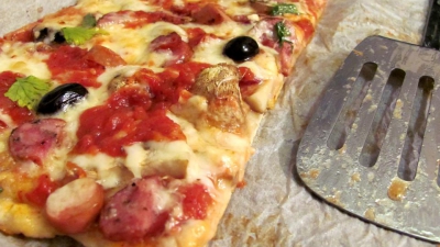 Cum faci pizza fără blat. Este delicioasă şi nici nu are multe calorii