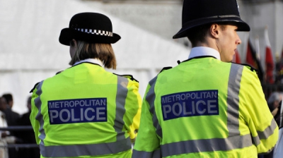 Poliţist britanic, înjunghiat în faţă de un atacator, în timp ce încerca să ajute victimele