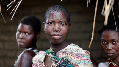 Cum îşi pierd virginitatea fetele dintr-un trib din Africa! Bărbaţii sunt plătiţi pentru asta