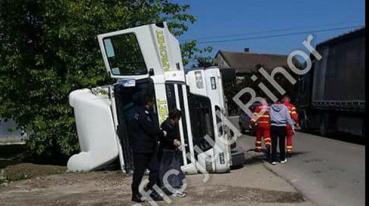 Accident teribil la Salonta - camion răsturnat peste pietoni: un copil şi bunica sa au murit