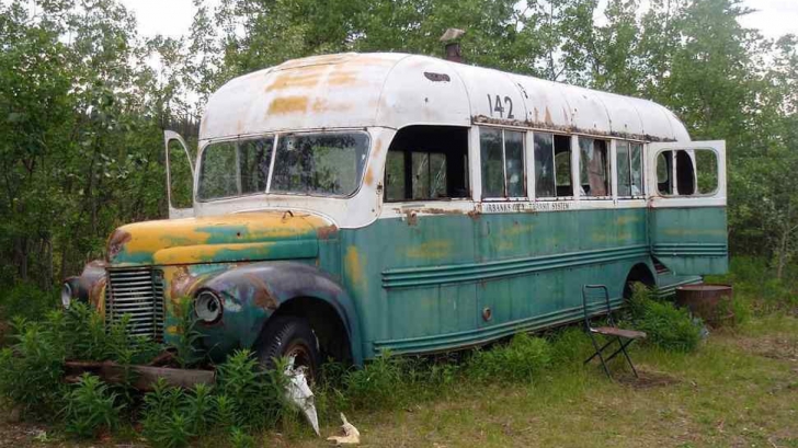 Au găsit acest autobuz în sălbăticie, în Alaska. Au intrat în el şi s-au ÎNGROZIT.Au alertat poliţia