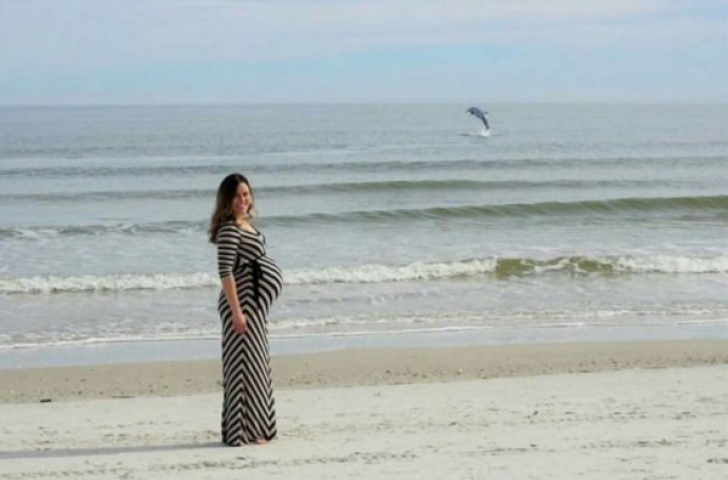 Şi-a fotografiat soţia însărcinată pe plajă. S-au uitat apoi acasă atent la poză şi ŞOC!