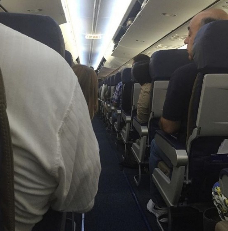 Ce fac stewardesele în avion după ce trag perdeaua. Pozele de după cortină, "scurse" pe net