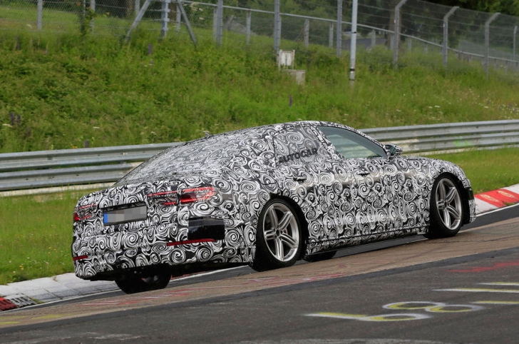 Noul Audi A8, surprins în teste. Au lăsat să se vadă cât mai multe detalii