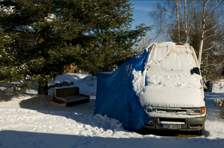 A găsit o dubă sub zăpezi. Şi-a amenajat casa în ea şi s-a mutat în maşină. Cum arată interiorul