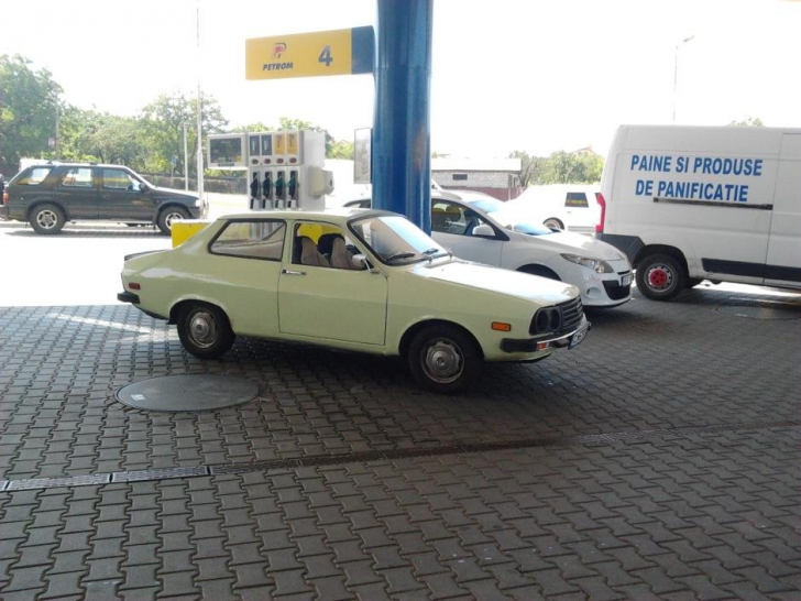 ULUITOR! Cum arată Dacia Sport, maşina pe care au pus parbriz în loc de lunetă. Străinii, miraţi