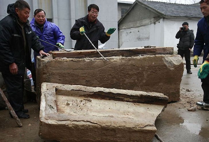 Muncitorii chinezi au găsit o cutie sub pământ.Au deschis-o, au ÎMPIETRIT! Schimbă firul istoriei