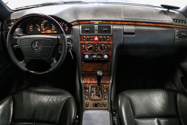 Cel mai ciudat Mercedes E-Class. Cum arată în spate