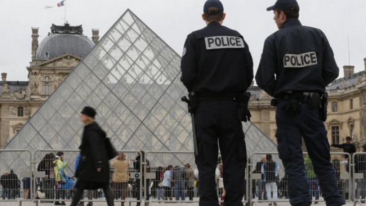 Alertă la Paris! Poliția franceză a evacuat esplanada din fața Luvrului - UPDATE