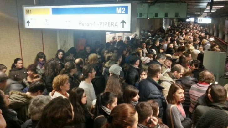 Haos la metrou, în această dimineaţă: un tren, blocat între staţii. Călătorii, evacuaţi