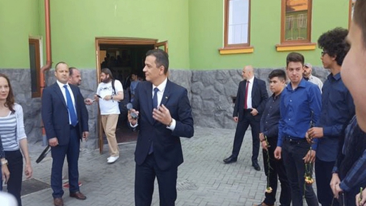 Premierul Grindeanu s-a reîntâlnit cu colegii de liceu după 25 de ani