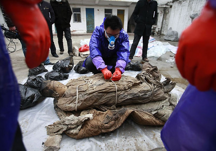 Muncitorii chinezi au găsit o cutie sub pământ.Au deschis-o, au ÎMPIETRIT! Schimbă firul istoriei