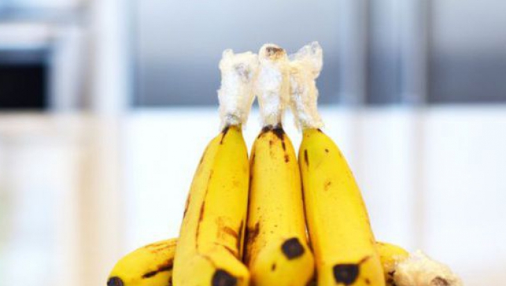 Ce se întâmplă dacă înfăşori codiţa bananelor în folie de plastic