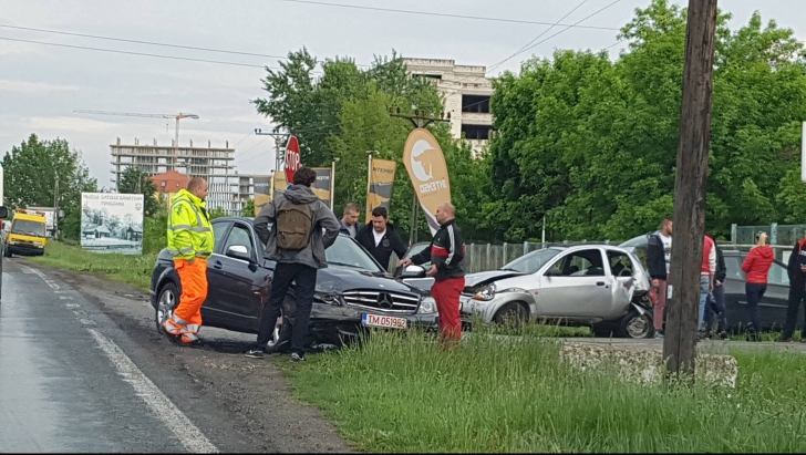 Cinci maşini, implicate într-un accident în Timişoara. Patru persoane, rănite