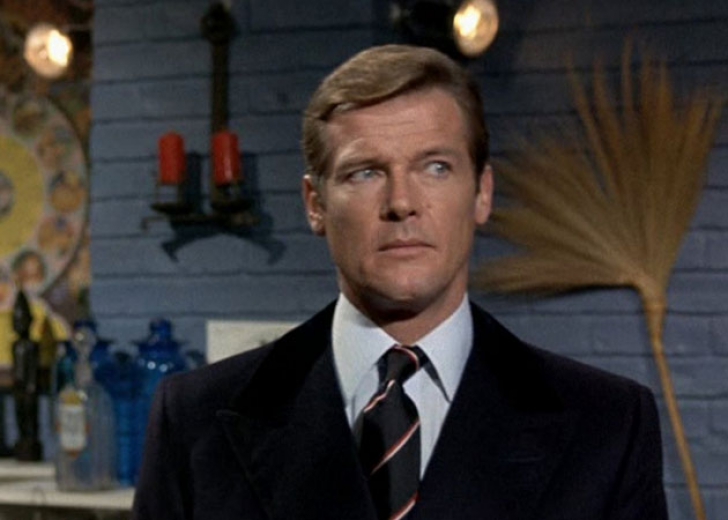 Roger Moore a murit