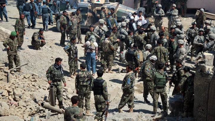 Masacru în armata afgană. Talibanii au lansat două atacuri consecutive
