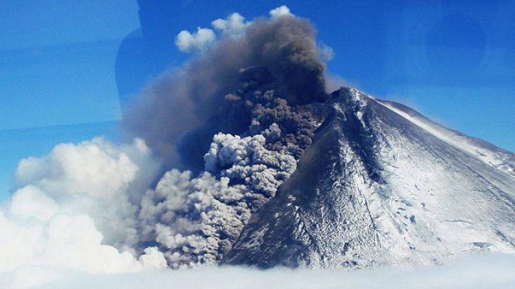 Un vulcan din Alaska s-a reactivat după un sfert de secol. Cenușa emanată pune în pericol zborurile