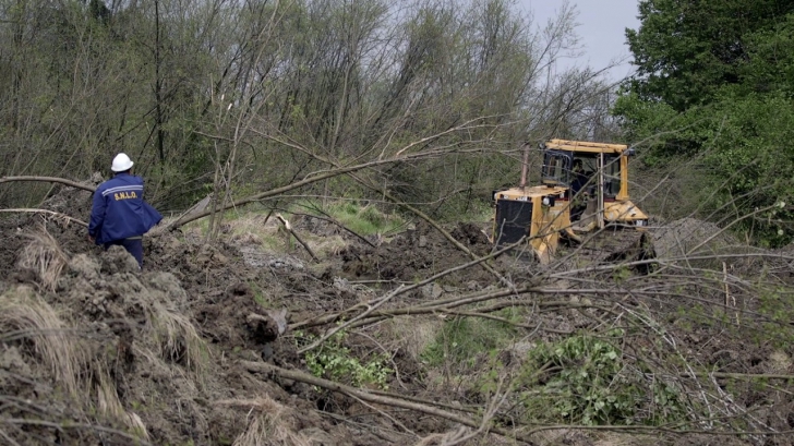 Situaţie critică în Vâlcea - s-a produs o nouă alunecare de teren: 3 gospodării evacuate
