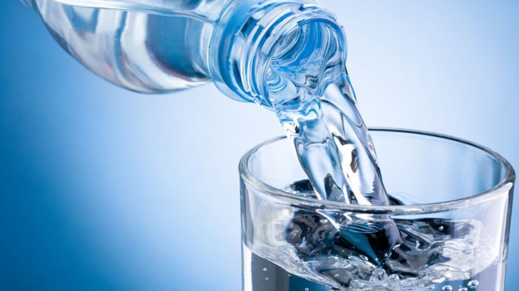 Bei apă minerală? Iată ce efecte nebănuite poate avea asupra sănătății