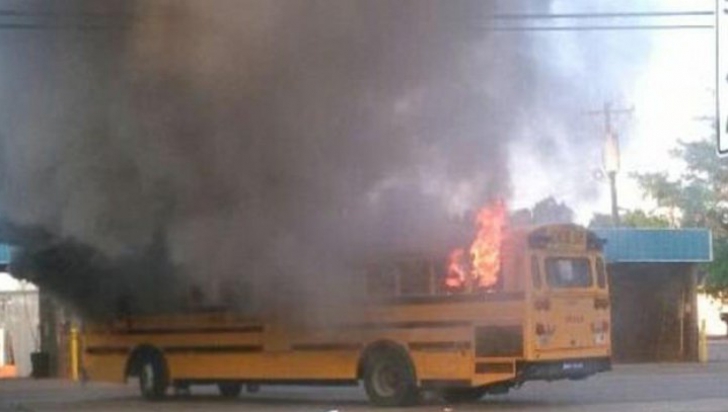 Târgu Mureş: un autobuz plin cu pasageri a luat foc în mers