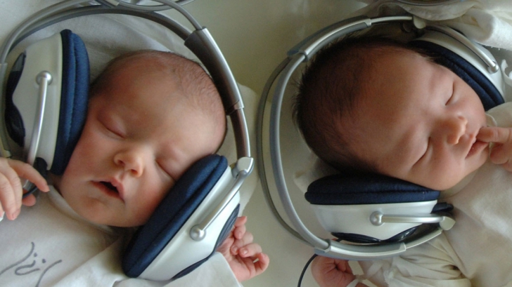 Premieră la o maternitate din România. Muzică şi terapie cu lumină pentru copiii născuți prematur