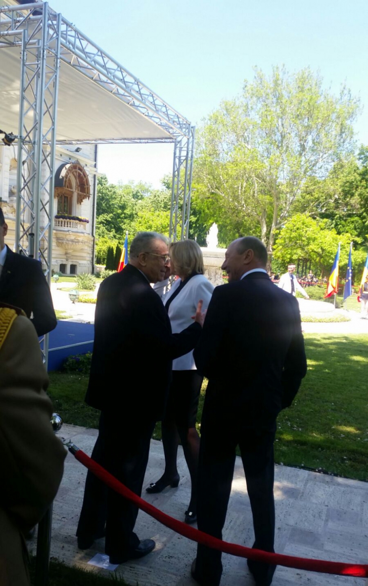 Imagine rară. Traian Băsescu şi Ion Iliescu, într-o discuţie, la recepţia de la Cotroceni