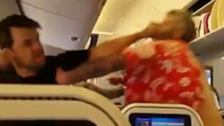 Video şocant! Şi-au împărţit pumni şi picioare în avion, spre teroarea celorlalţi pasageri