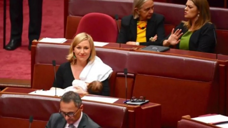 A făcut istorie! O deputată australiană și-a alăptat copilul în Parlament