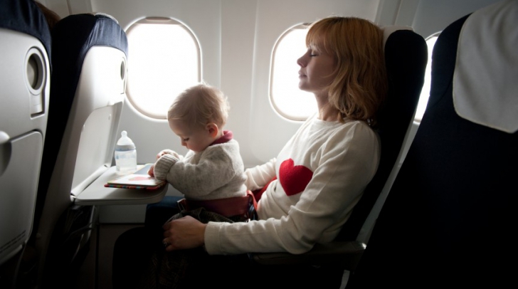 Motivul şocant pentru care bebeluşii trebuie alăptaţi când decolează avionul