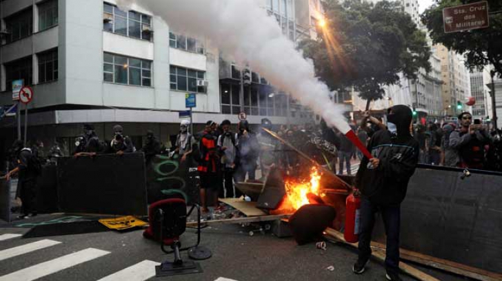 Violenţele degenerează! Gaze lacrimogene şi gloanţe de cauciuc în Brazilia