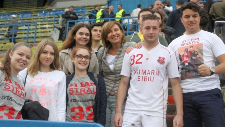 Carmen Iohannis a mers la un meci de fotbal, pe stadionul din Sibiu, împreună cu elevii săi