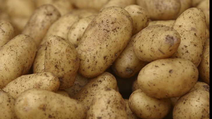 Ce a descoperit o femeie care a cumpărat cartofi din piaţă când a deschis punga - "M-au păcălit"