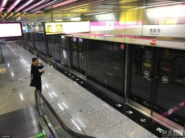 Cum arată cea mai bizară staţie de metrou din lume: în mijlocul pustietăţii şi NU o foloseşte nimeni