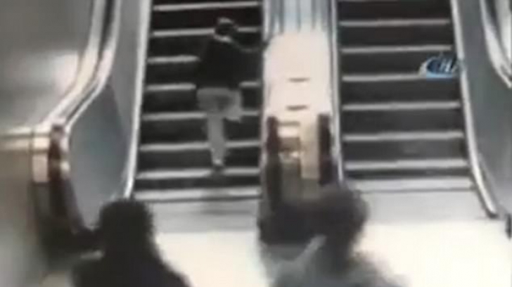 Video şocant! Un copil a fost prins între scările rulante dintr-un centru comercial