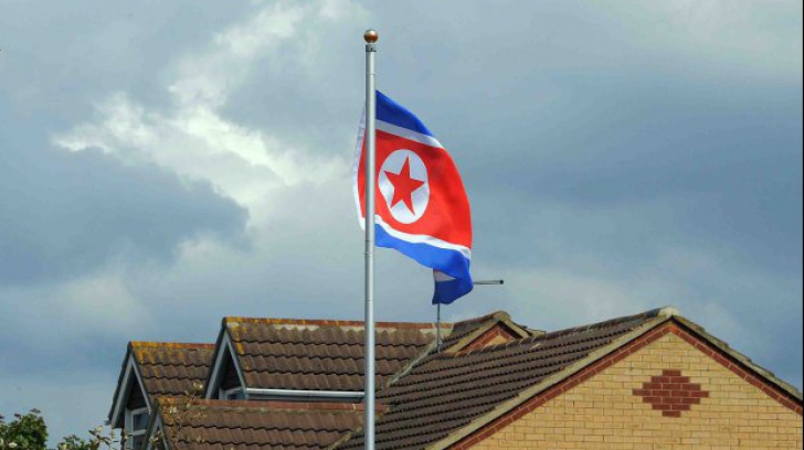 Steagul Coreei de Nord, înălțat peste noapte în centrul orașului. Nimeni nu-și explică de ce