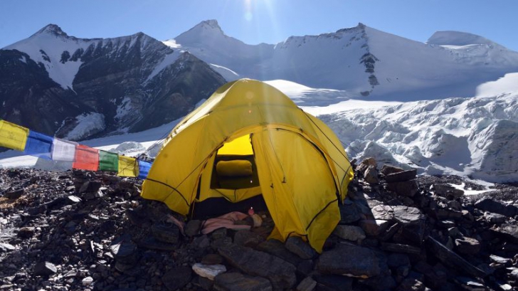 O echipă plecată să recupereze un cadavru a făcut o descoperire ȘOC într-un cort, pe Everest