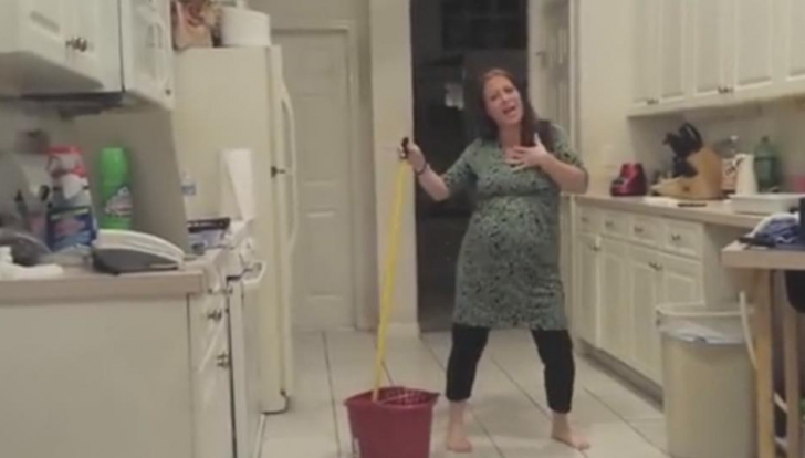 Şi-a filmat soţia însărcinată în timp ce dansa lasciv în bucătărie! Totul s-a schimbat într-o clipă