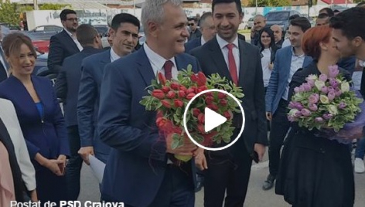 Ridicolul la PSD. La sosirea în Craiova, Dragnea primeşte un buchet imens de flori de la o femeie 