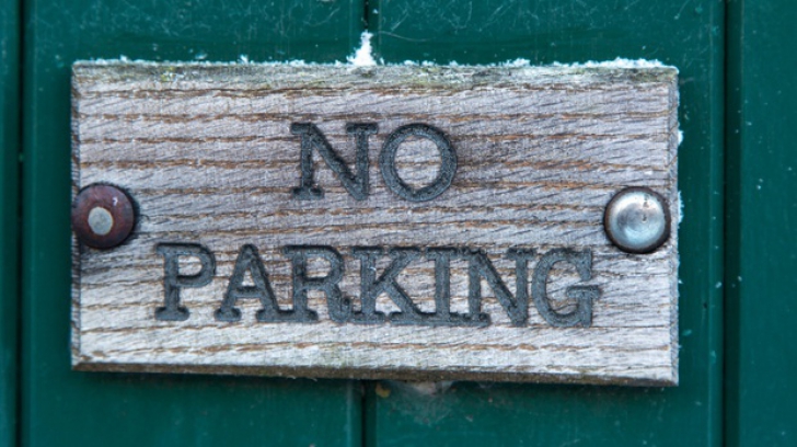 Oraşul care nu mai permite parcarea maşinilor pe stradă