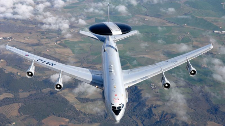 Un avion de spionaj al NATO, deasupra României. A aterizat la Otopeni