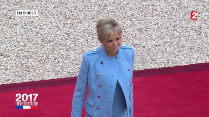 Brigitte Macron, apariţie spectaculoasă la învestirea soţului în funcţia de preşedinte al Franţei